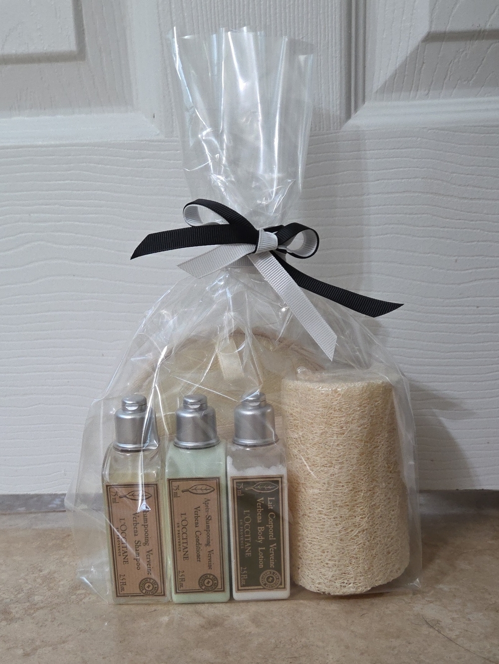 L'Occitane 6 PIECE GIFT SET HAIR & BODY & LOOFAHS NEW